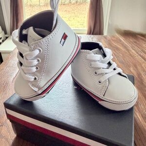 Tommy Hilfiger White Baby Lace-Up Crib Sneakers size 2